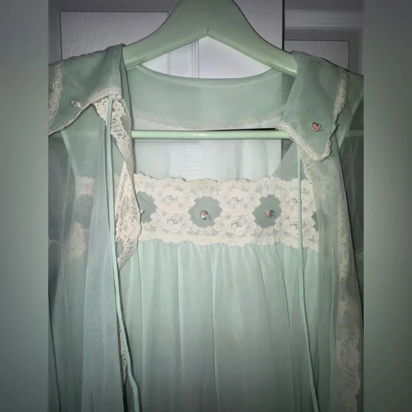 1960’s Mint Green Chiffon Peignoir Set | Lace Nylon Nightgown & Robe |Sears - Picture 3 of 11